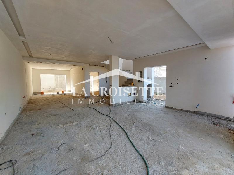 Villa S+3 inachevée à La Soukra